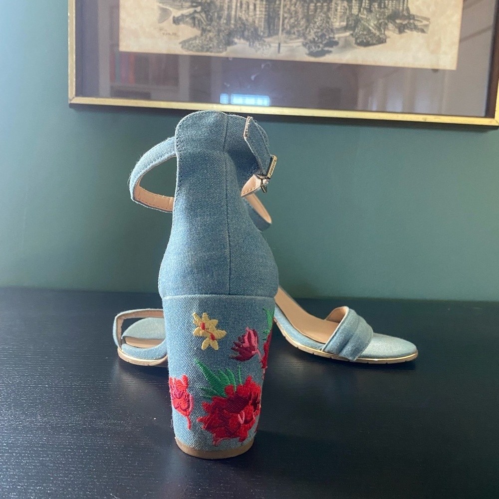 Kenneth Cole | Lisa Embroidered Heel - Picture 2 of 6